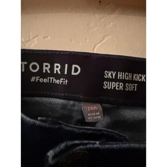 Torrid Sky High Kick Book Super Soft Dark Wash 16R - Picture 4 of 4